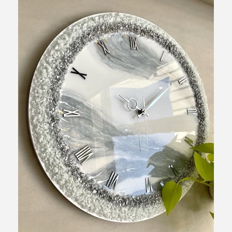 ساعت دیواری رزینی سفید طوسی کریستال دار