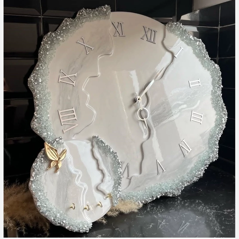 ساعت دیواری رزینی دفرمه با ست جا کلیدی