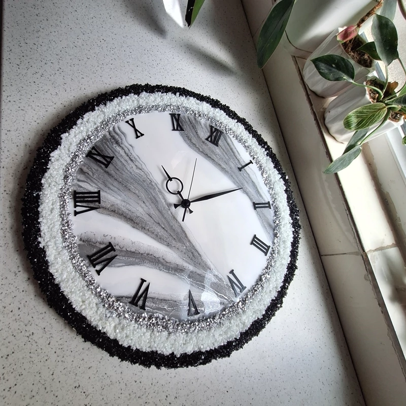 ساعت دیواری رزینی سفید مشکی طوسی کریستال دار